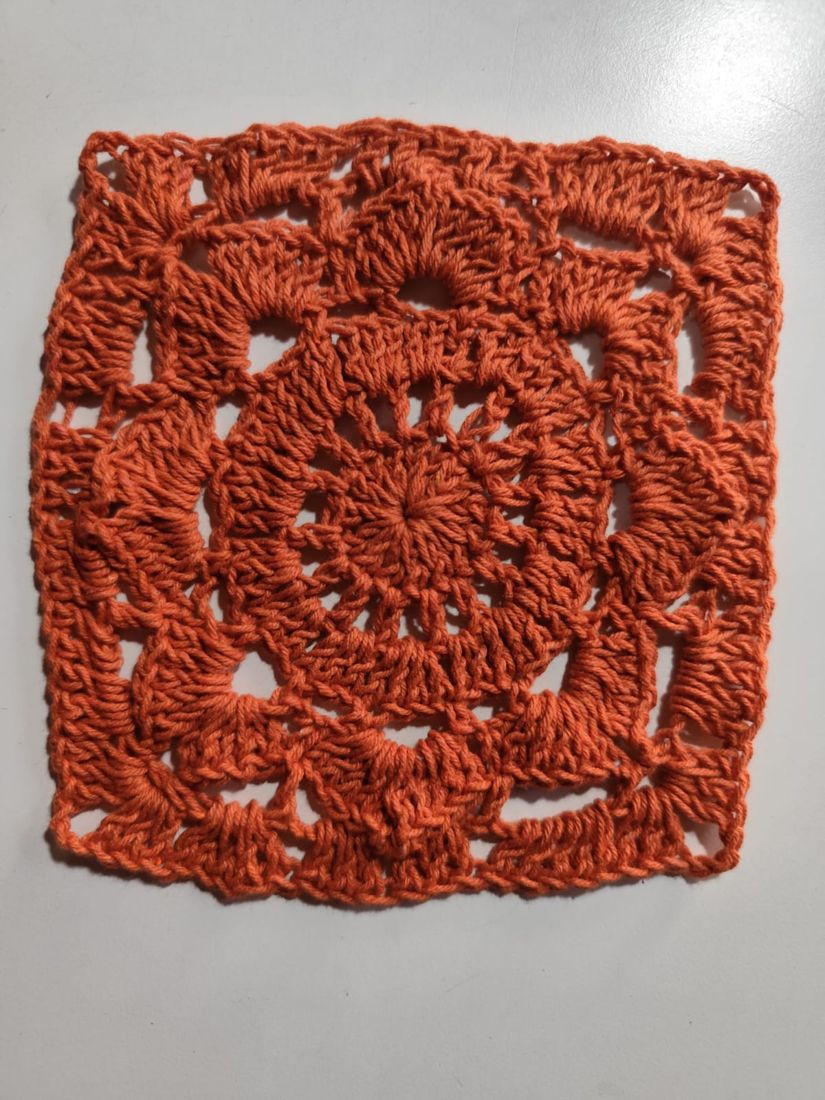 Detalhe de um square de crochet em terracota